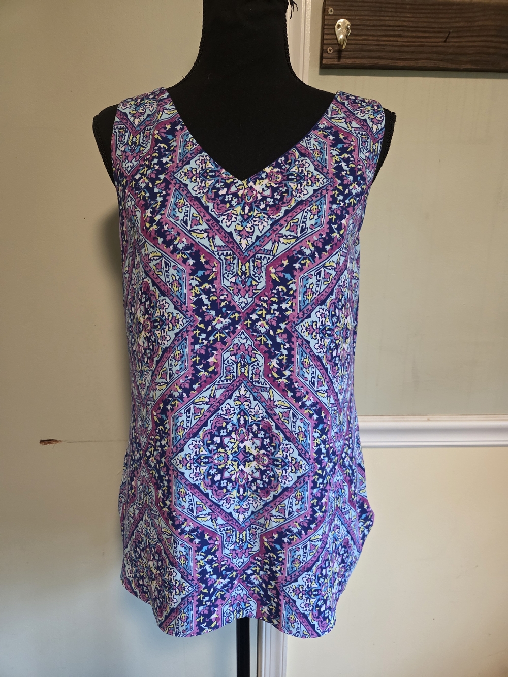 Chico's Sleeveless V-Neck Blouse in Purple and Blue Mosaic Print
